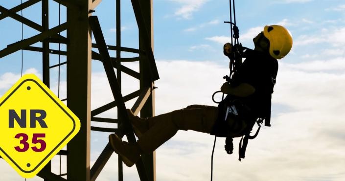 Trabalhador utilizando sistema de segurança em atividade em altura
